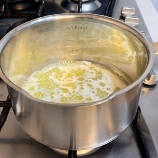 Burro che si scioglie lentamente senza sfrigolare.