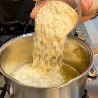 Farina versata tutta in una volta nel burro fuso.