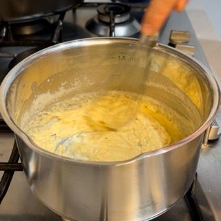Frusta che mescola energicamente farina e burro per creare il roux.