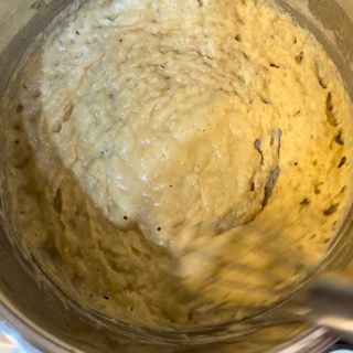 Roux per besciamella di colore dorato chiaro che tosta a fuoco basso.