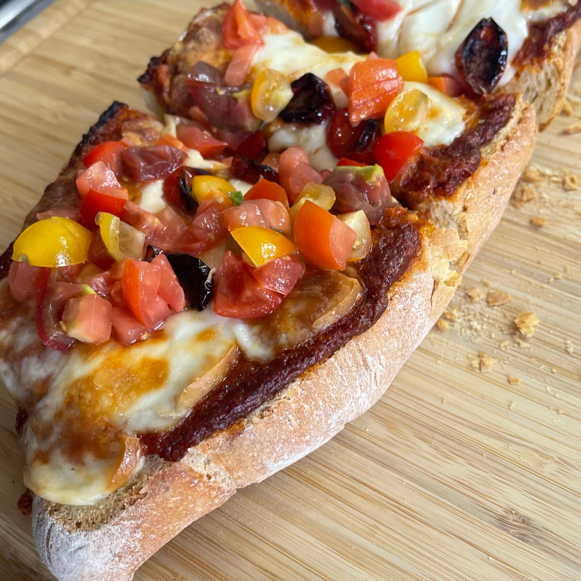Un primo piano di una pizza su un tagliere