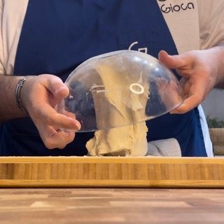 Impasto della focaccia rovesciato sul piano dopo il riposo