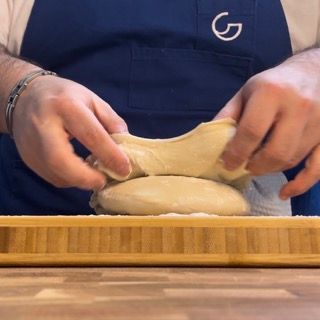 Impasto della focaccia diviso in due per teglie tonde