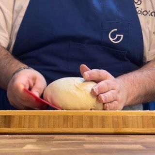 Panetto di focaccia formato, pronto per essere messo in teglia