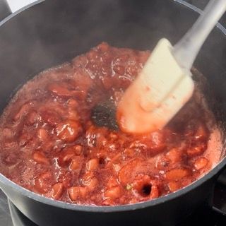 Una pentola di salsa con una spatola dentro