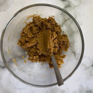 Una ciotola di cibo con un cucchiaio dentro