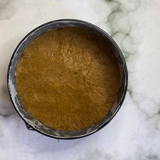 Una ciotola piena di liquido marrone è appoggiata su un tavolo.