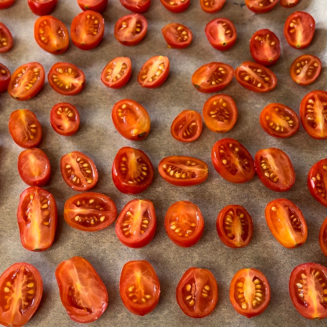 Un mazzo di pomodori a fette è appoggiato su un tavolo.