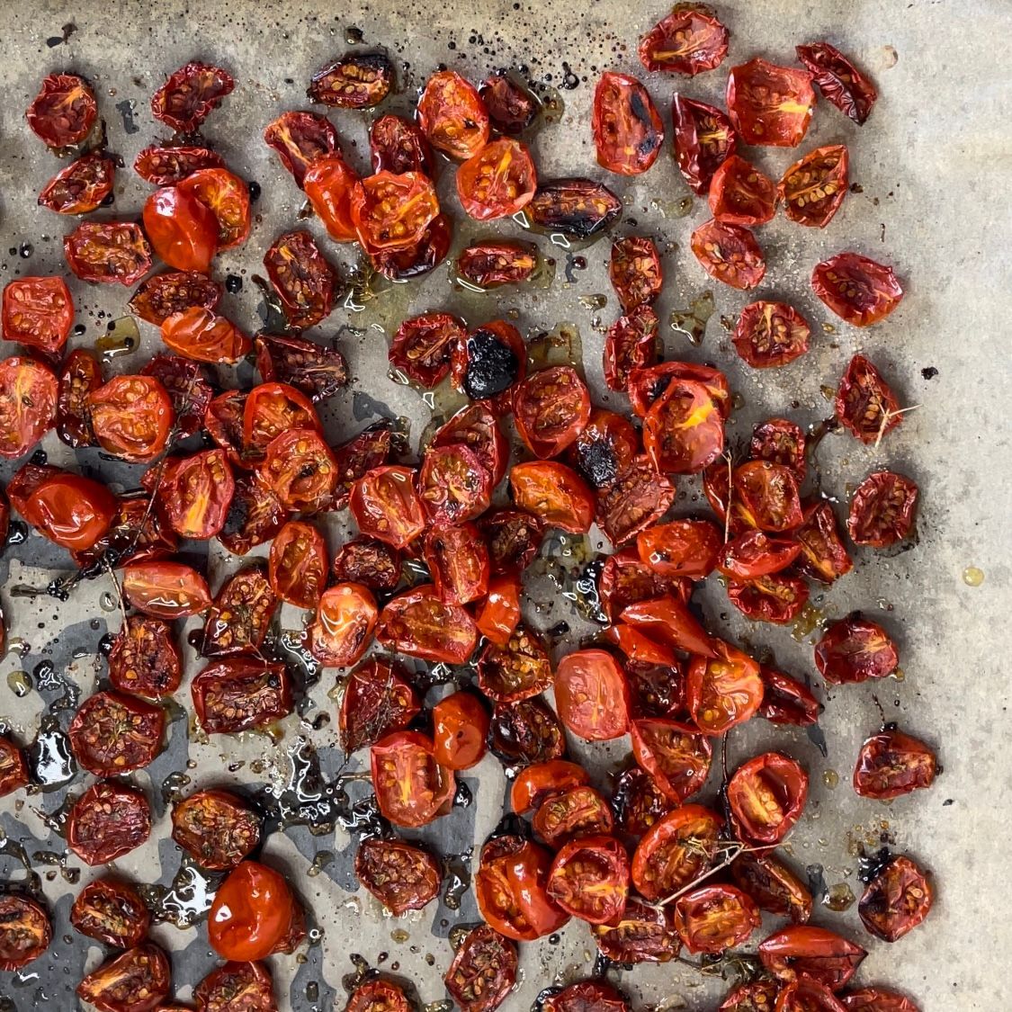 I pomodori secchi sono appoggiati su un vassoio su un tavolo.