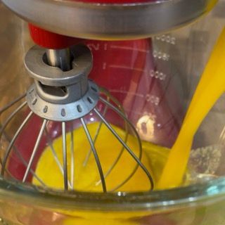 Composto di uova caldo nella planetaria