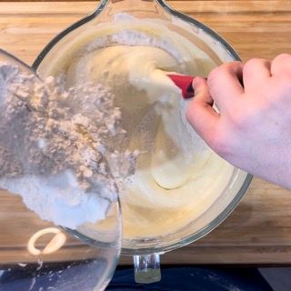 Spatola che mescola delicatamente dal basso verso l'alto