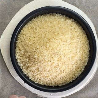 Una ciotola di riso è appoggiata su un pezzo di carta