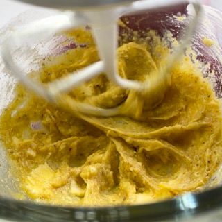 Un mixer sta mescolando un liquido giallo in una ciotola.