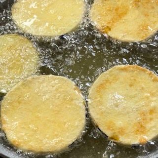 Le patate vengono cotte in una padella con olio.