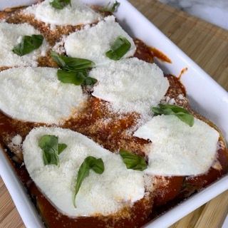 Una casseruola piena di salsa di pomodoro e formaggio