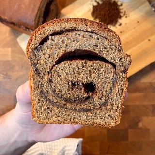 Una persona tiene in mano una pagnotta