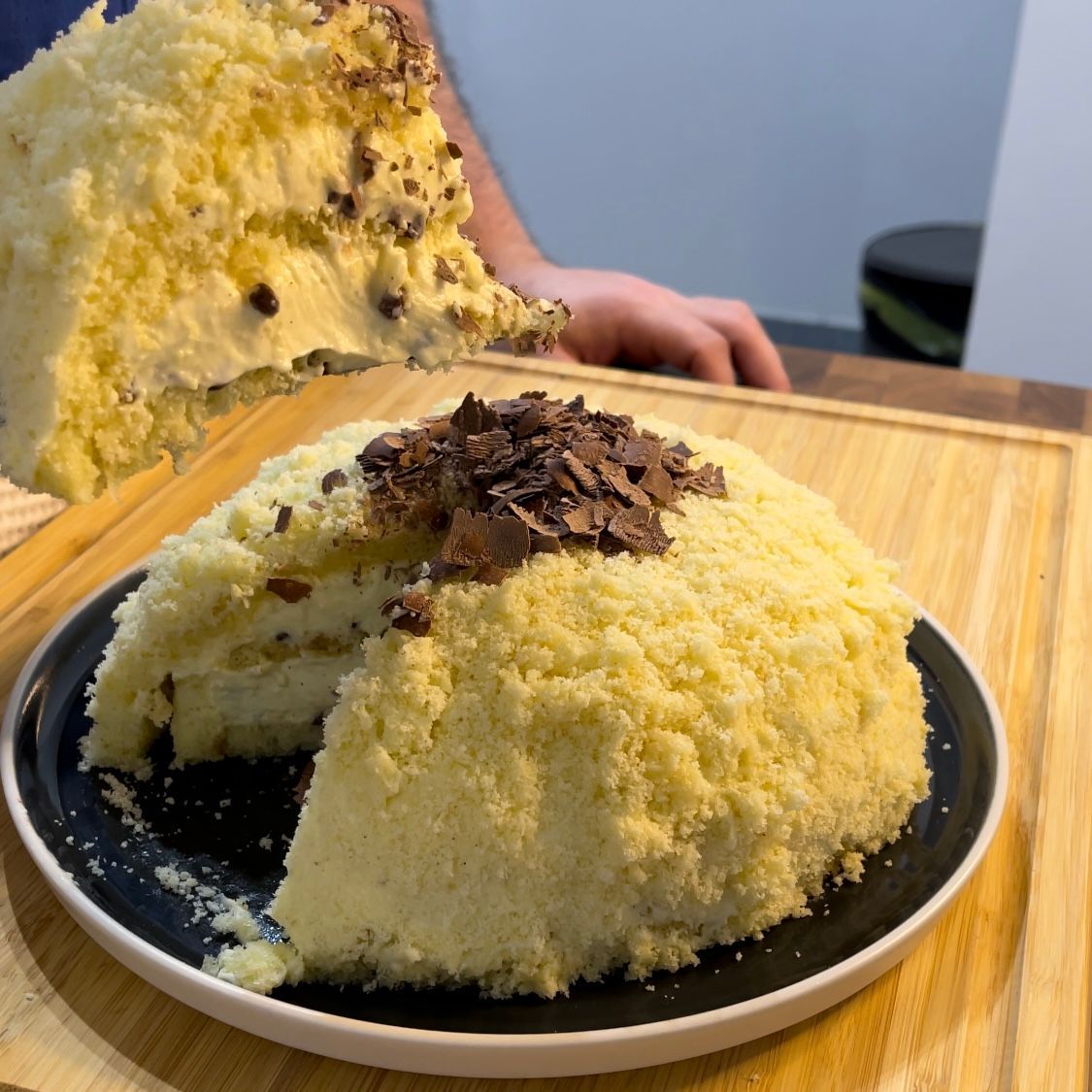 Una persona sta prendendo un pezzo di torta da un piatto