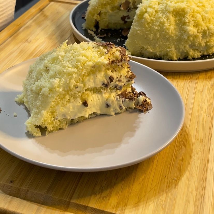 Un piatto bianco con una fetta di torta sopra