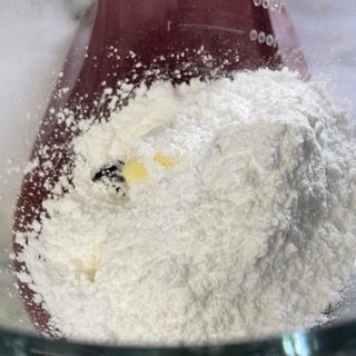 Burro morbido, zucchero e vaniglia in una ciotola