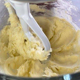 Foglia della planetaria che lavora il burro per la pâte sucrée,