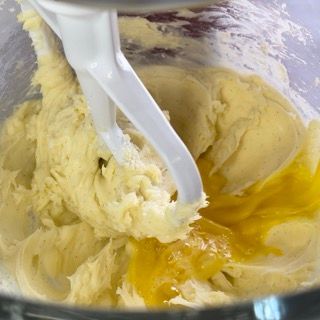 Uova aggiunte alla crema di burro