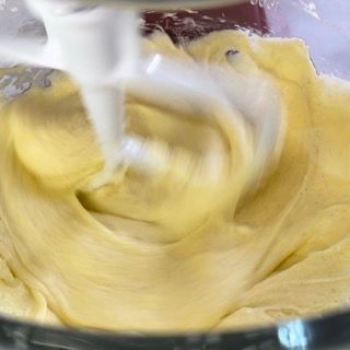 Composto cremoso di burro e zucchero pronto per le uova.