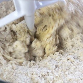 Farine e amido setacciati sull'impasto della frolla