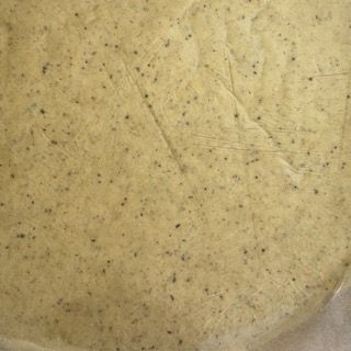 Panetto di frolla steso tra due fogli di carta da forno, La frolla appiattita che riposa in frigorifero,