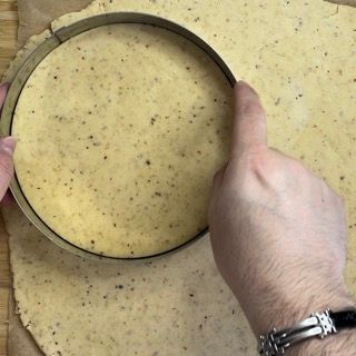 Dettaglio dello spessore della pasta frolla prima della stesura finale.