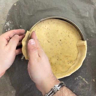 Striscia di pasta frolla utilizzata per foderare i bordi della crostata