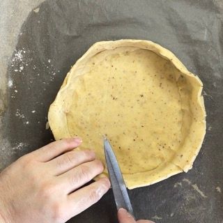 Bordi della crostata moderna rifilati con un coltellino.