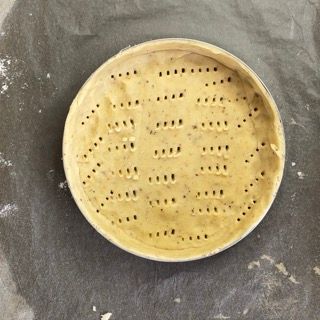 uscio di frolla crudo che riposa in frigo prima della cottura