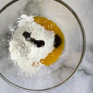 Fogli di gelatina in ammollo in acqua fredda