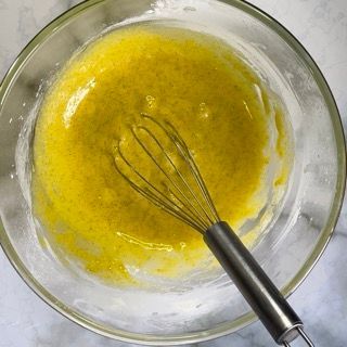 Tuorli, zucchero e amido mescolati con una frusta