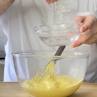 La crema pasticcera che si intiepidisce in una ciotola.