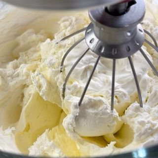 Mascarpone e panna fresca montati con le fruste elettriche