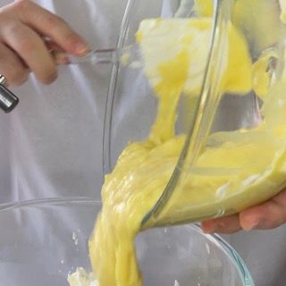 La crema pasticcera tiepida unita al composto di mascarpone