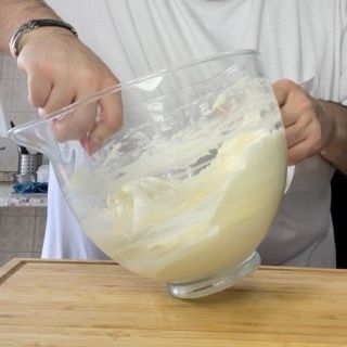 Spatola che mescola delicatamente la crema al mascarpone per la crostata tiramisù