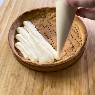 Guscio di frolla riempito con un primo strato di crema al mascarpone