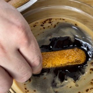 Savoiardi inzuppati velocemente nel caffè