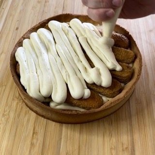 Spatola che livella perfettamente la superficie della crostata tiramisù