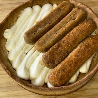 Secondo strato di crema al mascarpone versato sui savoiardi