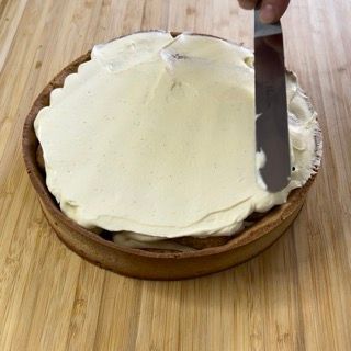 La tarte tiramisu pronta per la decorazione finale