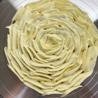 Dettaglio dei petali di crema al mascarpone che si sovrappongono