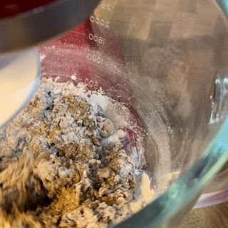 Primo piano di un frullatore pieno di avena e farina.