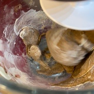 Un primo piano di un mixer che mescola qualcosa in una ciotola