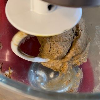 Primo piano di un'impastatrice con dentro l'impasto.