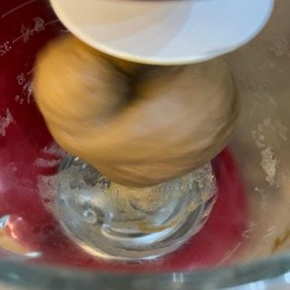 Un frullatore viene utilizzato per mescolare qualcosa in una tazza graduata