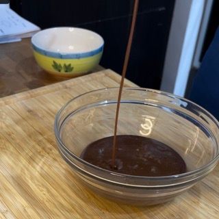 Una ciotola di salsa al cioccolato viene versata dentro