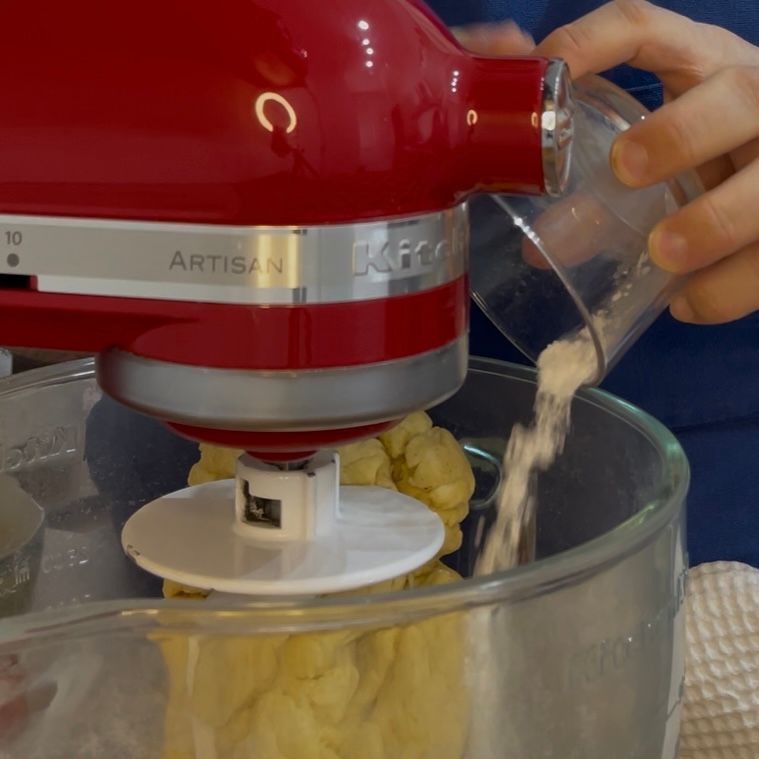 Burro morbido a pezzetti aggiunto all'impasto.